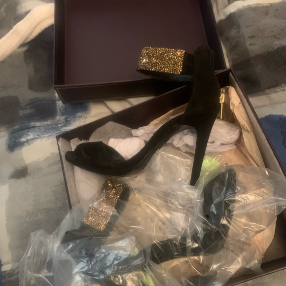 VINCE CAMUTO PARTY HEELS . WORN ONCE ONLY . - Picture 3 of 4